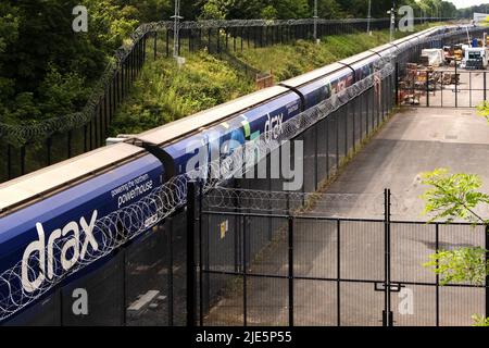 Ein Güterzug verlässt das Drax Kraftwerk in North Yorkshire, England, Großbritannien - 2022. Stockfoto