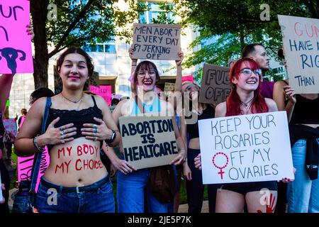 Reno, Usa. 24.. Juni 2022. Demonstranten als Reaktion auf den Umstürzen von Roe gegen Wade während des Scotus-Protests. Demonstranten versammeln sich, nachdem SCOTUS Roe gegen Wade umgedreht hat. Kredit: SOPA Images Limited/Alamy Live Nachrichten Stockfoto