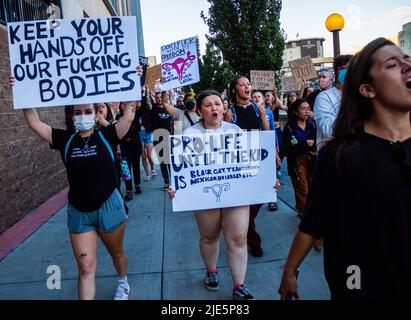 Reno, Usa. 24.. Juni 2022. (Die Redaktion bemerkt, dass das Bild Obszönität zeigt) Protestierende marschieren mit Plakaten, die ihre Meinung in der Innenstadt während des Scotus-Protestes ausdrücken. Demonstranten versammeln sich, nachdem SCOTUS Roe gegen Wade umgedreht hat. Kredit: SOPA Images Limited/Alamy Live Nachrichten Stockfoto