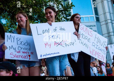 Reno, Usa. 24.. Juni 2022. (Die Redaktion bemerkt, dass das Bild Obszönität zeigt) Demonstranten halten Plakate, auf denen ihre Meinung vor einem Bundesgericht zum Ausdruck gebracht wird, während der Proteste in Scotus. Demonstranten versammeln sich, nachdem SCOTUS Roe gegen Wade umgedreht hat. Kredit: SOPA Images Limited/Alamy Live Nachrichten Stockfoto