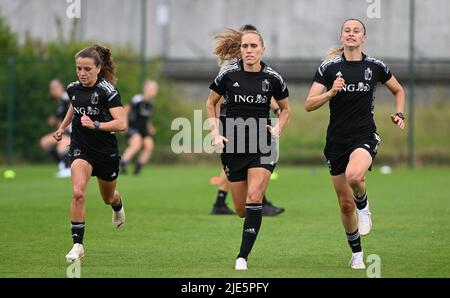 Die belgische Davina Philtjens, die belgische Janice Cayman und die belgische Julie Biesmans, die am Samstag, dem 25. Juni 2022 in Tubize bei einem Training der belgischen Nationalmannschaft der Frauen, den Roten Flammen, in Aktion gezeigt wurde. Die Red Flames bereiten sich auf die bevorstehende Europameisterschaft der Frauen 2022 in England vor. BELGA FOTO DAVID CATRY Stockfoto