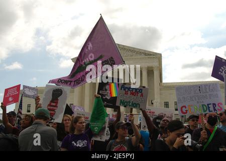 Demonstranten auf beiden Seiten der Abtreibungsdebatte versammelten sich vor dem Obersten Gerichtshof der USA, als sie Roe v. Wade am 24. Juni 2022 umstürzen. Stockfoto