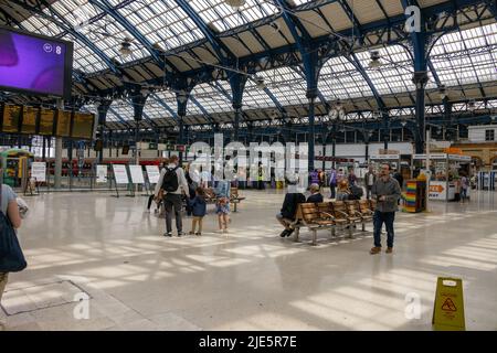 Brighton, Bahnhof, Brighton, East Sussex, Großbritannien. Ein dünn besiedelter Bahnhof von Brighton am Samstagmittag ist aufgrund der Arbeitskampfmaßnahmen von Mitgliedern der RMT Union in der Regel sehr voll mit Wochenendbesuchern. Keine Strichlinie sichtbar. 25.. Juni 2022. David Smith/Alamy News Stockfoto