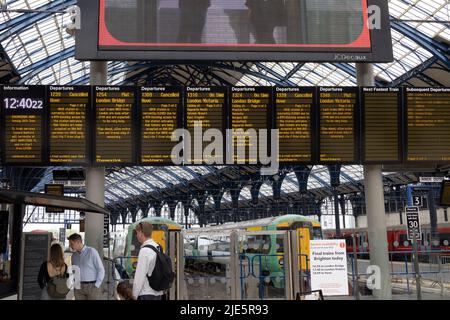 Brighton, Bahnhof, Brighton, East Sussex, Großbritannien. Ein dünn besiedelter Bahnhof von Brighton am Samstagmittag ist aufgrund der Arbeitskampfmaßnahmen von Mitgliedern der RMT Union in der Regel sehr voll mit Wochenendbesuchern. Keine Strichlinie sichtbar. 25.. Juni 2022. David Smith/Alamy News Stockfoto