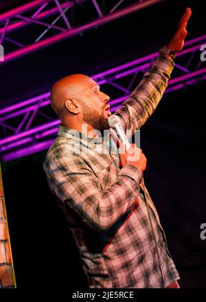 Dinesh Nathan (Romesh Ranganathans Bruder), Stand Up Comedian, Leigh Folk Festival, Leigh Library Gardens, Essex © Clarissa Debenham/Alamy Stockfoto