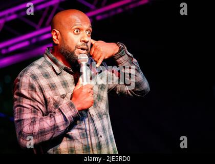 Dinesh Nathan (Romesh Ranganathans Bruder), Stand Up Comedian, Leigh Folk Festival, Leigh Library Gardens, Essex © Clarissa Debenham/Alamy Stockfoto