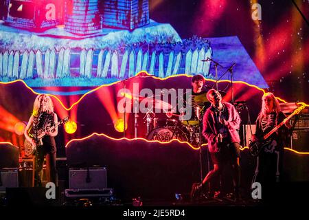 Pilton, Großbritannien. 24.. Juni 2022. (Von L-R) die amerikanische Singer Songwriterin Phoebe Bridgers und der britische Singer Songwriter und Poet Anais Oluwatoyin Estelle Marinho, bekannt als Arlo Parks, treten beim Glastonbury Festival live auf der Bühne im John Peel Zelt auf. Kredit: SOPA Images Limited/Alamy Live Nachrichten Stockfoto