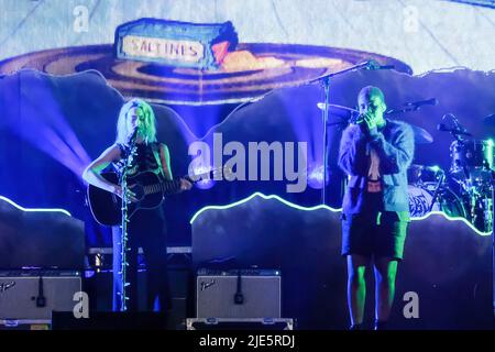 Pilton, Großbritannien. 24.. Juni 2022. (Von L-R) die amerikanische Singer Songwriterin Phoebe Bridgers und der britische Singer Songwriter und Poet Anais Oluwatoyin Estelle Marinho, bekannt als Arlo Parks, treten beim Glastonbury Festival live auf der Bühne im John Peel Zelt auf. Kredit: SOPA Images Limited/Alamy Live Nachrichten Stockfoto