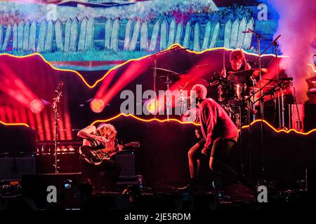 Pilton, Großbritannien. 24.. Juni 2022. (Von L-R) die amerikanische Singer Songwriterin Phoebe Bridgers und der britische Singer Songwriter und Poet Anais Oluwatoyin Estelle Marinho, bekannt als Arlo Parks, treten beim Glastonbury Festival live auf der Bühne im John Peel Zelt auf. Kredit: SOPA Images Limited/Alamy Live Nachrichten Stockfoto