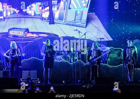 Pilton, Großbritannien. 24.. Juni 2022. (Von L-R) die amerikanische Singer Songwriterin Phoebe Bridgers und der britische Singer Songwriter und Poet Anais Oluwatoyin Estelle Marinho, bekannt als Arlo Parks, treten beim Glastonbury Festival live auf der Bühne im John Peel Zelt auf. Kredit: SOPA Images Limited/Alamy Live Nachrichten Stockfoto