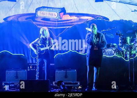 Pilton, Großbritannien. 24.. Juni 2022. (Von L-R) die amerikanische Singer Songwriterin Phoebe Bridgers und der britische Singer Songwriter und Poet Anais Oluwatoyin Estelle Marinho, bekannt als Arlo Parks, treten beim Glastonbury Festival live auf der Bühne im John Peel Zelt auf. Kredit: SOPA Images Limited/Alamy Live Nachrichten Stockfoto