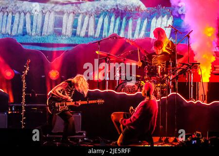 Pilton, Großbritannien. 24.. Juni 2022. (Von L-R) die amerikanische Singer Songwriterin Phoebe Bridgers und der britische Singer Songwriter und Poet Anais Oluwatoyin Estelle Marinho, bekannt als Arlo Parks, treten beim Glastonbury Festival live auf der Bühne im John Peel Zelt auf. Kredit: SOPA Images Limited/Alamy Live Nachrichten Stockfoto