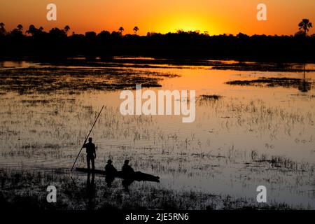 Mokorofahrt bei Sonnenuntergang im Okavango-Delta Stockfoto