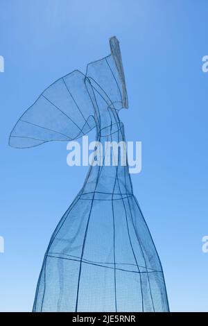 Camogli, Italien - 10. Juni 2022: Walschwanzskulptur aus Drahtgeflecht in Camogli, Italien. Stockfoto