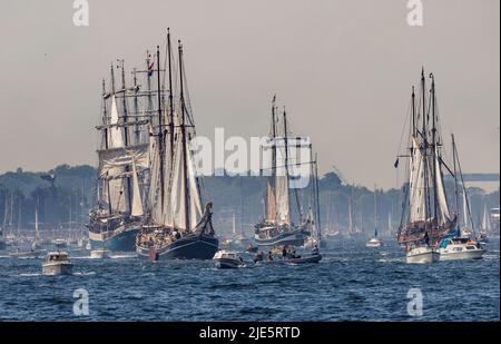 Kiel, Deutschland. 25.. Juni 2022. Unzählige Schiffe, Boote, Segler und traditionelle Segelschiffe nehmen an der Windjammer-Parade der Kieler Woche am Fjord Teil. Quelle: Axel Heimken/dpa/Alamy Live News Stockfoto