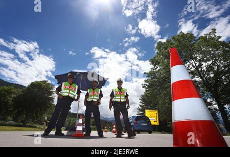 Garmisch Partenkirchen, Deutschland. 25.. Juni 2022. Polizeibeamte stehen während einer Verkehrskontrolle am Eingang der Stadt. Am ersten Tag des Gipfels werden die globale Wirtschaftslage, der Klimaschutz sowie die Außen- und Sicherheitspolitik mit den Sanktionen gegen Russland diskutiert. Quelle: Karl-Josef Hildenbrand/dpa/Alamy Live News Stockfoto