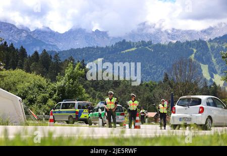 Garmisch Partenkirchen, Deutschland. 25.. Juni 2022. Polizeibeamte stehen während einer Verkehrskontrolle am Eingang der Stadt. Am ersten Tag des Gipfels werden die globale Wirtschaftslage, der Klimaschutz sowie die Außen- und Sicherheitspolitik mit den Sanktionen gegen Russland diskutiert. Quelle: Karl-Josef Hildenbrand/dpa/Alamy Live News Stockfoto