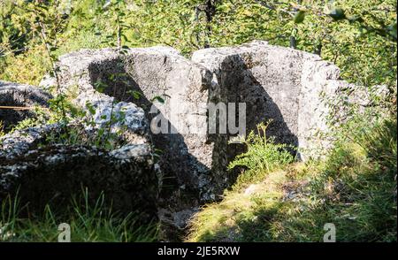 Die napoleonischen Festungen sind Schützengräben, die 1703 während des spanischen Erbfolgekrieges gegen Frankreich - Molveno See - Norditalien - ausgegraben wurden. Stockfoto