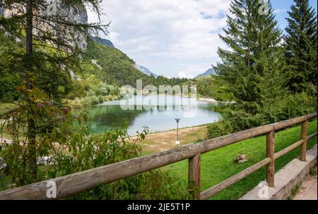 Naturschutzgebiet Nembia. Naturalistische Oase des Nembia-Sees im westlichen Trentino-Südtirol - Naturpark Adamello-Brenta - Norditalien Stockfoto