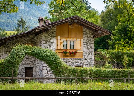 Alpine Hütte von Nembia Naturschutzgebiet. Naturalistische Oase des Nembia-Sees im westlichen Trentino-Südtirol - Naturpark Adamello-Brenta - Norditalien Stockfoto