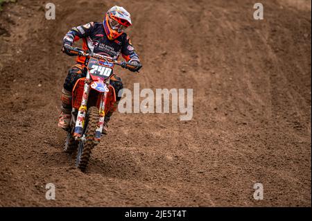 Dobele, Lettland, 18. Juni 2022: motocross-Fahrer in Aktion auf der Feldstraße und hügeligem Gelände, Motocross-Meisterschaft Stockfoto