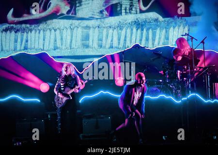 (Von L-R) die amerikanische Singer Songwriterin Phoebe Bridgers und der britische Singer Songwriter und Poet Anais Oluwatoyin Estelle Marinho, bekannt als Arlo Parks, treten beim Glastonbury Festival live auf der Bühne im John Peel Zelt auf. (Foto von Dawn Fletcher-Park / SOPA Images/Sipa USA) Stockfoto