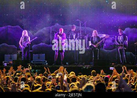 (Von L-R) die amerikanische Singer Songwriterin Phoebe Bridgers und der britische Singer Songwriter und Poet Anais Oluwatoyin Estelle Marinho, bekannt als Arlo Parks, treten beim Glastonbury Festival live auf der Bühne im John Peel Zelt auf. (Foto von Dawn Fletcher-Park / SOPA Images/Sipa USA) Stockfoto