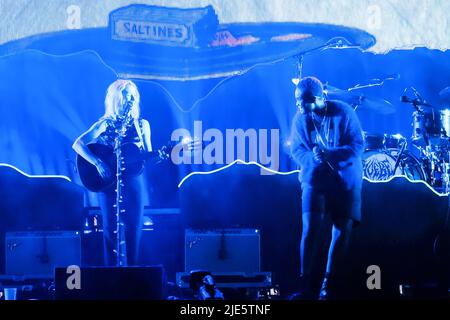 Pilton, Großbritannien. 24.. Juni 2022. (Von L-R) die amerikanische Singer Songwriterin Phoebe Bridgers und der britische Singer Songwriter und Poet Anais Oluwatoyin Estelle Marinho, bekannt als Arlo Parks, treten beim Glastonbury Festival live auf der Bühne im John Peel Zelt auf. (Foto von Dawn Fletcher-Park/SOPA Images/Sipa USA) Quelle: SIPA USA/Alamy Live News Stockfoto