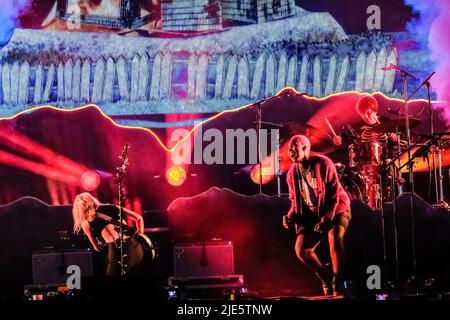 Pilton, Großbritannien. 24.. Juni 2022. (Von L-R) die amerikanische Singer Songwriterin Phoebe Bridgers und der britische Singer Songwriter und Poet Anais Oluwatoyin Estelle Marinho, bekannt als Arlo Parks, treten beim Glastonbury Festival live auf der Bühne im John Peel Zelt auf. (Foto von Dawn Fletcher-Park/SOPA Images/Sipa USA) Quelle: SIPA USA/Alamy Live News Stockfoto