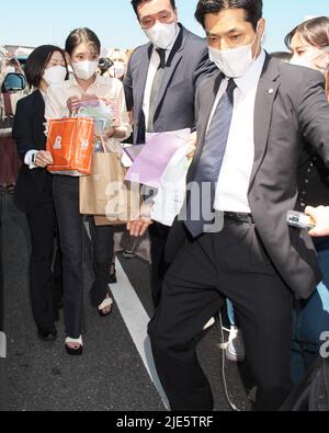 Narita, Japan. 25.. Juni 2022. Die koreanische Sängerin und Schauspielerin IU (Lee Ji-eun) trifft am 25. Juni 2022 auf dem Narita International Airport in der Präfektur Chiba, Japan, ein. Foto von Keizo Mori/UPI Credit: UPI/Alamy Live News Stockfoto