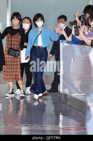 Narita, Japan. 25.. Juni 2022. Die koreanische Schauspielerin Lee Joo-Young kommt am 25. Juni 2022 am internationalen Flughafen Narita in der Präfektur Chiba, Japan an. Foto von Keizo Mori/UPI Credit: UPI/Alamy Live News Stockfoto