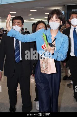 Narita, Japan. 25.. Juni 2022. Die koreanische Schauspielerin Lee Joo-Young kommt am 25. Juni 2022 am internationalen Flughafen Narita in der Präfektur Chiba, Japan an. Foto von Keizo Mori/UPI Credit: UPI/Alamy Live News Stockfoto