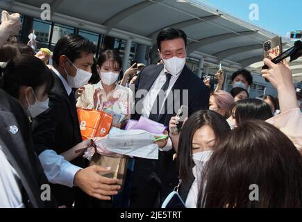 Narita, Japan. 25.. Juni 2022. Die koreanische Sängerin und Schauspielerin IU (Lee Ji-eun) trifft am 25. Juni 2022 auf dem Narita International Airport in der Präfektur Chiba, Japan, ein. Foto von Keizo Mori/UPI Credit: UPI/Alamy Live News Stockfoto