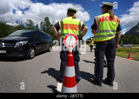 Garmisch Partenkirchen, Deutschland. 25.. Juni 2022. Polizeibeamte stehen während einer Verkehrskontrolle am Eingang der Stadt. Am ersten Tag des Gipfels werden die globale Wirtschaftslage, der Klimaschutz sowie die Außen- und Sicherheitspolitik mit den Sanktionen gegen Russland diskutiert. Quelle: Karl-Josef Hildenbrand/dpa/Alamy Live News Stockfoto