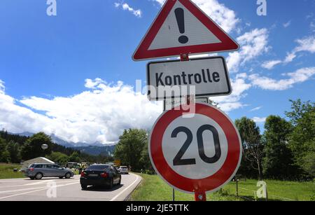 Garmisch Partenkirchen, Deutschland. 25.. Juni 2022. Ein Schild am Ortseingang weist auf eine Verkehrskontrolle hin. Am ersten Tag des Gipfels werden die globale Wirtschaftslage, der Klimaschutz sowie die Außen- und Sicherheitspolitik mit Sanktionen gegen Russland diskutiert. Quelle: Karl-Josef Hildenbrand/dpa/Alamy Live News Stockfoto