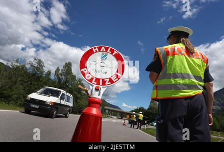 Garmisch Partenkirchen, Deutschland. 25.. Juni 2022. Eine Polizistin steht während einer Verkehrskontrolle am Eingang der Stadt. Am ersten Tag des Gipfels werden die globale Wirtschaftslage, der Klimaschutz sowie die Außen- und Sicherheitspolitik mit den Sanktionen gegen Russland diskutiert. Quelle: Karl-Josef Hildenbrand/dpa/Alamy Live News Stockfoto