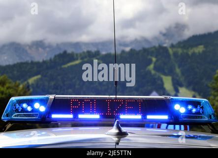 Garmisch Partenkirchen, Deutschland. 25.. Juni 2022. Mit blauen Lichtern und dem Display „Police“ steht ein Polizeifahrzeug an einer Verkehrskontrolle. Am ersten Tag des Gipfels werden die globale Wirtschaftslage, der Klimaschutz sowie die Außen- und Sicherheitspolitik mit Sanktionen gegen Russland diskutiert. Quelle: Karl-Josef Hildenbrand/dpa/Alamy Live News Stockfoto