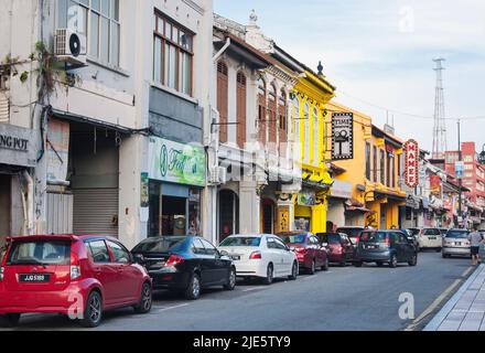 Melaka, Malaysia. 17. August 2017. Eine Straße mit geparkten Autos auf der Jonker Walk malerischen Gegend in der Stadt Malacca Malaysia auf einem sonnigen blu Stockfoto