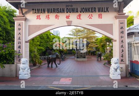 Melaka, Malaysia. 17. August 2017. Taman Warisan Dunia Memorial Park an den berühmten Bodybuilder Datuk Wira Arzt Gan Boon Leong auf dem Jonker Walk in Th Stockfoto