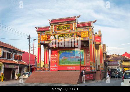 Melaka, Malaysia. 17. August 2017. Eine Bühne und Leinwand im malerischen Jonker Walk in der Stadt Malacca Malaysia an einem Tag mit blauem Himmel. Stockfoto