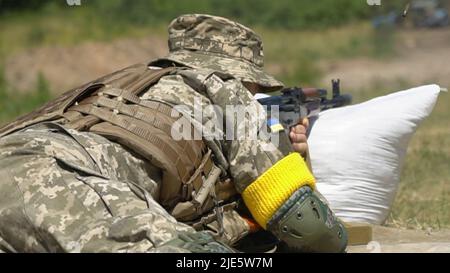 Ukrainisches Militär schießt aus einem Maschinengewehr Stockfoto