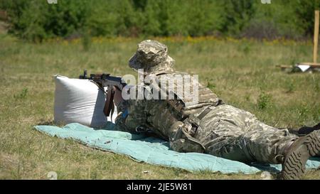 Ukrainisches Militär schießt aus einem Maschinengewehr Stockfoto