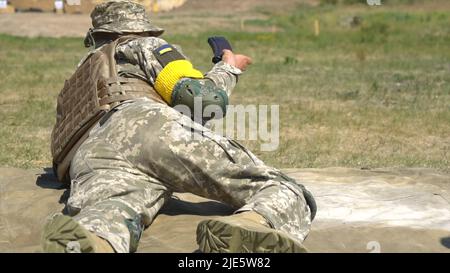 Ukrainisches Militär schießt aus einem Maschinengewehr Stockfoto