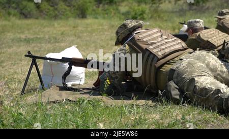 Ukrainisches Militär schießt aus einem Maschinengewehr Stockfoto