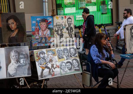 Moskau, Russland. 24.. Juni 2022. Ein Künstler zeichnet Karikaturen von Passanten in der Arbat-Straße im Zentrum der russischen Stadt Moskau Stockfoto