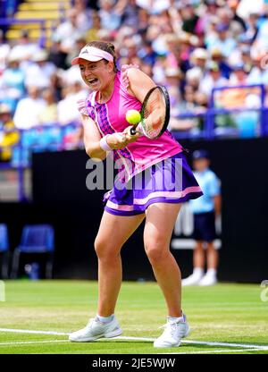 Die lettische Jelena Ostapenko war während des Finalmatches ihrer Frauen gegen Petra Kvitova auf dem Mittelfeld am achten Tag des Rothesay International Eastbourne im Devonshire Park, Eastbourne, im Einsatz. Bilddatum: Samstag, 25. Juni 2022. Stockfoto