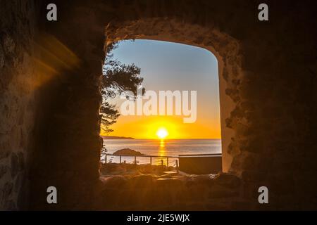 FENSTERÖFFNUNG ST. VINCENT GOTISCHE KIRCHE ÜBERRESTE DER ALTSTADT CAP DE TOSSA TOSSA DE MAR COSTA BRAVA GERONA KATALONIEN SPANIEN Stockfoto