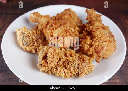 Knusprig gebratenes Huhn auf einem Teller Draufsicht . Stockfoto