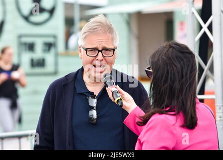 Brighton UK 25. June 2022 - der ehemalige Radio One DJ Mark Goodier nimmt heute an der Rallye London to Brighton Electric Vehicle 2. Teil : Credit Simon Dack / Alamy Live News Stockfoto