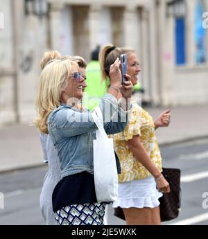 Brighton UK 25. June 2022 - The Crowd enjoys the 2. London to Brighton Electric Vehicle Rally along Brighton Seafront : Credit Simon Dack / Alamy Live News Stockfoto